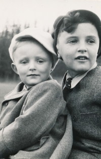 Zleva: pamětník, bratr Pavel, Liberec 1946