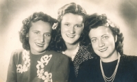 1946 - Polish friends from total deployment - from left: Zofia, Regina and Irena