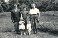 Rodiče s vnoučaty, uprostřed sestřenice
