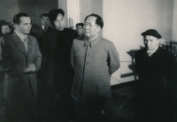 S Mao Ce-tungem, vpravo pamětníkova maminka Ludmila Jankovcová, 1957 
