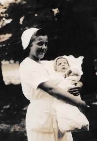 V Praze na zdravotnickém kurzu, 1943