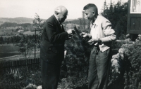 Pamětník s Ivanem Olbrachtem, který je navštívil na chatě, 16. 9. 1952