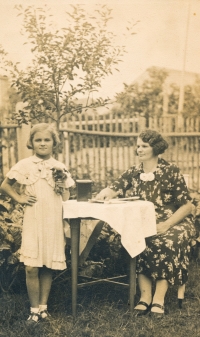 With mom in the garden. Liboc, 1937