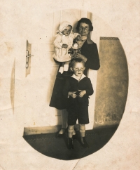 cca 1930 Praha-Ruzyně, pamětnici je jeden rok