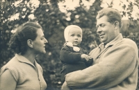 Marta a Karel Dittrichovi s dcerou Alexandrou, asi v roce 1956
