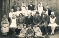 Fotografie rodiny a zaměstnanců z roku 1931 (sedící třetí zleva Ida Mohylová, Emil Fanty a Albert Fanty, dole děti Marta, Milan a Eliška)