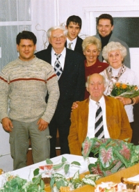 Oslava 80. narozenin Marty Dittrichové, sedící bratr Milan, stojící manžel Karel Dittrich, vedle Marty neteř Ida, dcera sestry Elišky