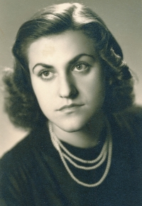 Marta Dittrichová (maturitní fotografie z roku 1942)