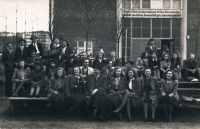 Studenti před Obchodní akademií Tomáše Bati pro zahraniční obchod ve Zlíně (Marta sedí třetí zprava v kostkovaných šatech)