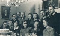 Rodina Jana Roubínka (stojící třetí zleva, vedle Marty sedí jeho manželka Božena), asi rok 1941