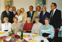 Setkání absolventů Obchodní akademie T. Bati pro zahraniční obchod ve Zlíně z roku 1982, Marta je druhá sedící zprava