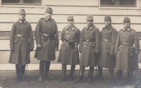 Tatínek Marie Kyselové, Gustav Schmoranz, jako voják v 1. světové válce, na fotce druhý zleva