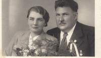 Svatební fotografie rodičů Marie Kyselové, rozené Schmoranzové. Marie, roz. Boháčová (22. 11. 1906) a Gustav Schmoranz (22. 5. 1896)