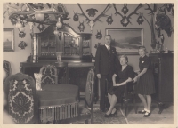 Strýc Jan Mayer s manželkou a dcerou, pozdější doktorkou biologie v Měcholupech. Foto z roku 1940. Po milionářské dávce se přestěhovali do Slatiňan