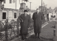 U rodinné hrobky  ve Slatiňanech, vlevo Gustav Schmoranz se strýcem Františkem, ředitelem chrudimského lihovaru