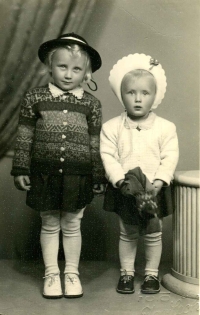 Jarmila s mladší sestřenicí Julií Měrkovou
