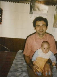 Kněz bez státního souhlasu František Lízna s nejstarším synem Víta Pelikána Ondřejem v roce 1980