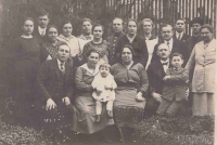Rodiny Somerových a Löwy se zaměstnanci pálenice v Napajedlech, Somerovi vlevo, Löwy vpravo 
