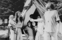 Manželé Vít a Hanka Pelikánovi s dětmi na skautském táboře