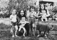 Manželé Vít a Hanka Pelikánovi s dětmi