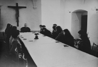 Marian Jahoda na fotografii vpravo s mladými křesťany z Olomouce při audienci u kardinála Františka Tomáška