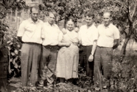 Richard Němec (vlevo na kraji) s maminkou a bratry v šedesátých letech
