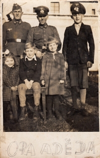 Richard Němec (vpravo) s otcem (vlevo) a mladšími sourozenci, kolem roku 1942