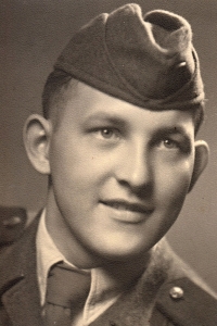 V době základní vojenské služby, 1953