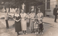 Napajedla, 30. léta, zleva: švadlena, vychovatelka a Kamila Löwe, děti: Petr Löwy a Věra Nádeníčková
