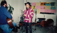 S hudebníkem Joe Karafiátem. Charitativní koncert v emigrantském centru Masaryktown, Toronto 1989