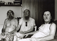 Jiří Neduha (vlevo) s bratrem Jaroslavem (uprostřed) a Tomášem, kolem roku 2017