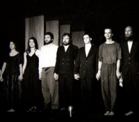 Jiří Neduha (úplně vlevo) s mezinárodním divadelním souborem Sound Image Theatre, Praha 1993