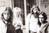 Kateřina Zukalová s přáteli na trutnovském nádraží, 1987