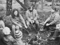 U Pelikánů na zahradě, zleva Vít Pelikán a manželé Suchánkovi