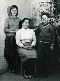 Vánoce u Vaculkových 1961 (Jarmila, maminka a Pavel)
