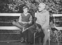 Vít Pelikán s dědečkem, akademickým sochařem Juliem Pelikánem