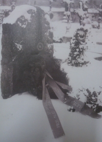 Woodcraftové setkání v Bechyni (1987) – u hrobu Miloše Seiferta