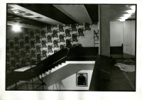 Fotografie Rudolfa Prekopa z období vzniku Muzea Andyho Warhola v Medzilaborcích, počátek 90. let