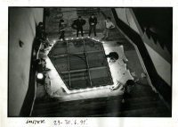 Fotografie Rudolfa Prekopa z období vzniku Muzea Andyho Warhola v Medzilaborcích, počátek 90. let