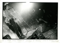 Fotografie Rudolfa Prekopa z akce s názvem Tryzna za Andyho, uspořádané ke 1070 dnům od jeho úmrtí v pražské Lucerně, koncert kapely Garáž, 28. 1. 1990