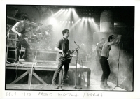 Fotografie Rudolfa Prekopa z akce s názvem Tryzna za Andyho, uspořádané ke 1070 dnům od jeho úmrtí v pražské Lucerně, koncert kapely Garáž, 28. 1. 1990