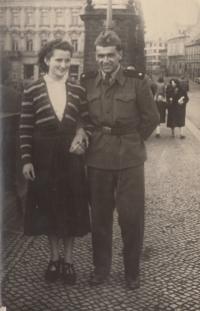 Vladimír Syrový a Dagmar Tomková (přítelkyně a budoucí manželka), Praha, 1953