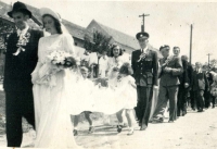 Svatba rodičů Vaculkových, v uniformě Antonín Měrka