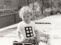 Syn Vítek v tričku s potiskem samizdatové edice Vokno, asi rok 1989