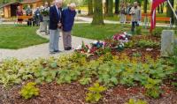 Uctění památky u pomníku Jiřího Potůčka Silver A - Vladimír Syrový, Pavel Krátký (předseda OK PTP), Trnová, 2011