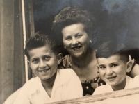Štefan Katona s mamou a mladším bratom