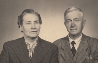 Babička Anna se svým druhým manželem Nikolajem Františkem Bočkem v roce 1950