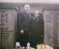 Horst Wanka s Julií Wanka, ženou Josefa Wanky; na náhrobku jméno Josefa Wanky