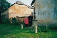 Renovace křížku v Horních Polžicích (rok 2002)