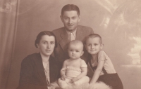 Tatínek František, maminka Alžběta, syn Jiří a malý Gustav 